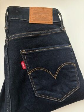 LEVI’S 721 High Rise Skinny Jeans - SIZE 26-Like new